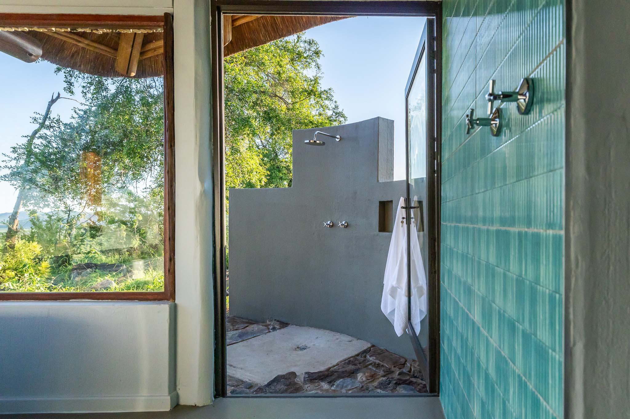 Luxury Suite Indoor outdoor shower Buffalo Ridge Luxury Suite Indoor outdoor shower